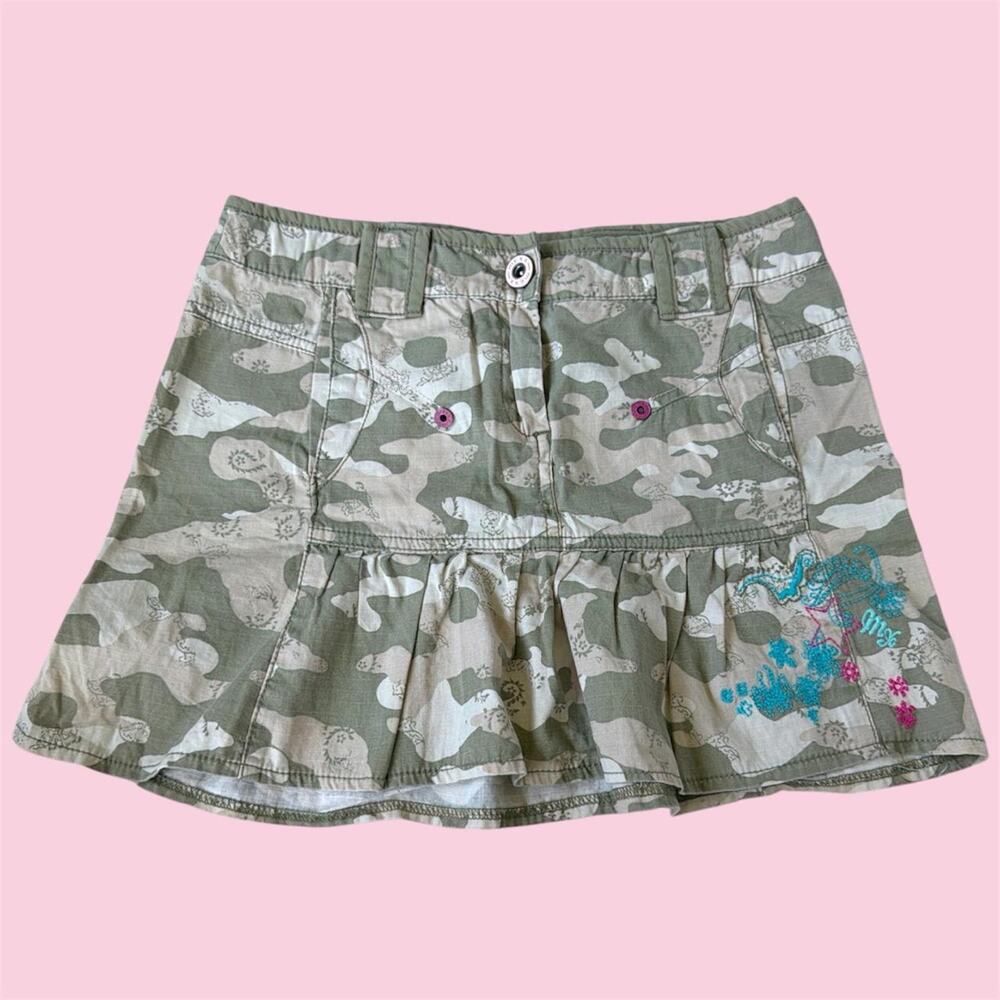 Euro MEXX Y2K camo mini skirt with embroidered floral design and pink accents